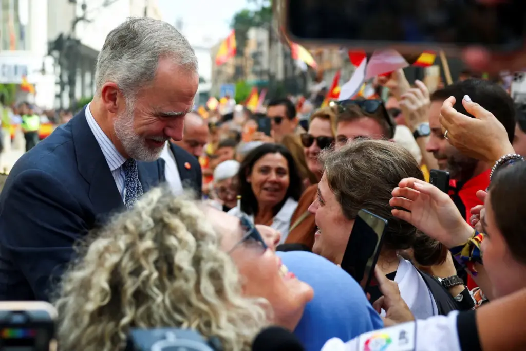 El rey Felipe de España saluda a la gente a su llegada al ayuntamiento y sede del gobierno de Ceuta, en Ceuta, España, el 13 de octubre de 2026. REUTERS/Pedro Nunes