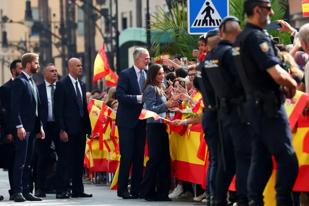 Los reyes Felipe y Letizia de España saludan a los ciudadanos a su llegada al ayuntamiento y sede del gobierno de Ceuta, en Ceuta, España, el 13 de octubre de 2026. REUTERS/Pedro Nunes