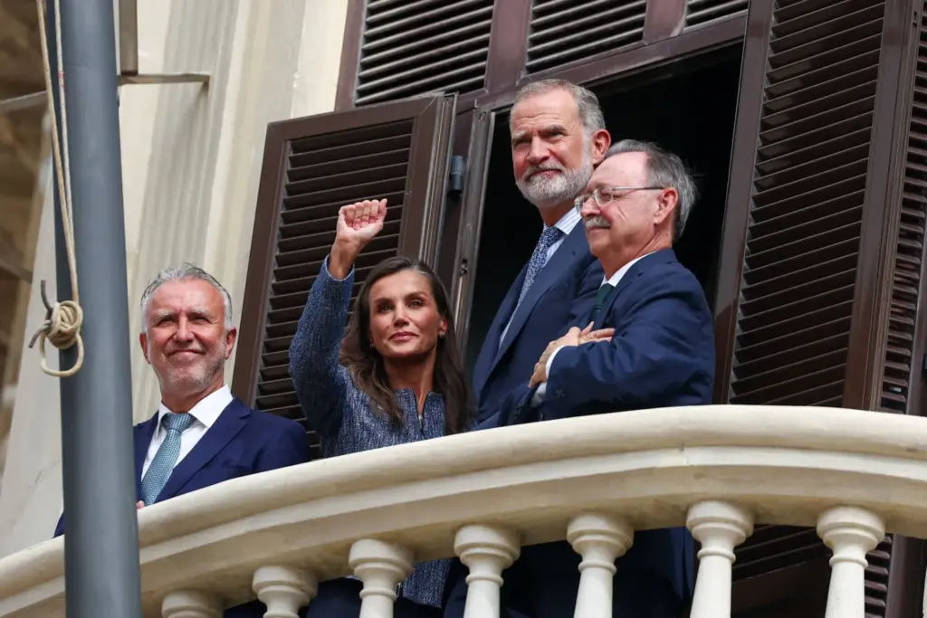 Los reyes Felipe y Letizia de España saludan desde un balcón durante su visita al ayuntamiento y sede del gobierno de Ceuta, en Ceuta, España, el 13 de octubre de 2026. REUTERS/Pedro Nunes