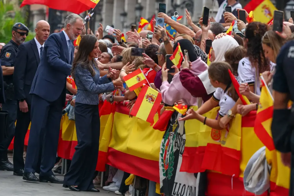 El rey Felipe y la reina Letizia de España saludan a los ciudadanos a su llegada al ayuntamiento y sede del gobierno de Ceuta, en Ceuta, España, el 13 de octubre de 2026. REUTERS/Pedro Nunes