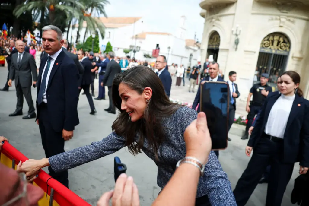 La reina Letizia de España saluda a la gente a su llegada al ayuntamiento y sede del gobierno de Ceuta , en Ceuta , España, el 13 de octubre de 2026. REUTERS/Pedro Nunes