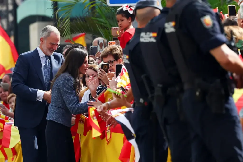 El rey Felipe y la reina Letizia de España saludan a los ciudadanos a su llegada al ayuntamiento y sede del gobierno de Ceuta, en Ceuta, España, el 13 de octubre de 2026. REUTERS/Pedro Nunes