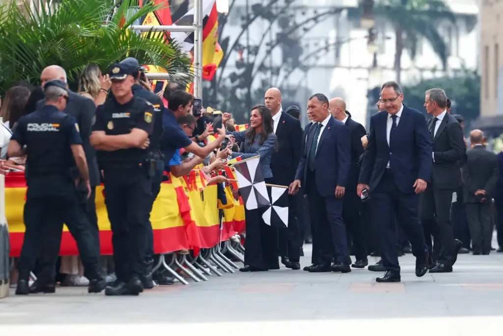 La reina Letizia de España saluda a la gente a su llegada al ayuntamiento y sede del gobierno de Ceuta, en Ceuta, España, el 13 de octubre de 2026. REUTERS/Pedro Nunes