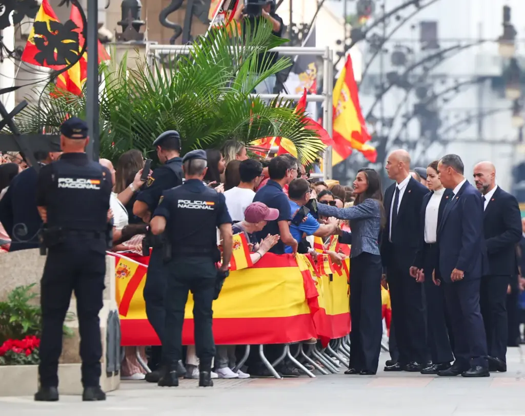 La reina Letizia de España saluda a la gente a su llegada al ayuntamiento y sede del gobierno de Ceuta, en Ceuta, España, el 13 de octubre de 2026. REUTERS/Pedro Nunes