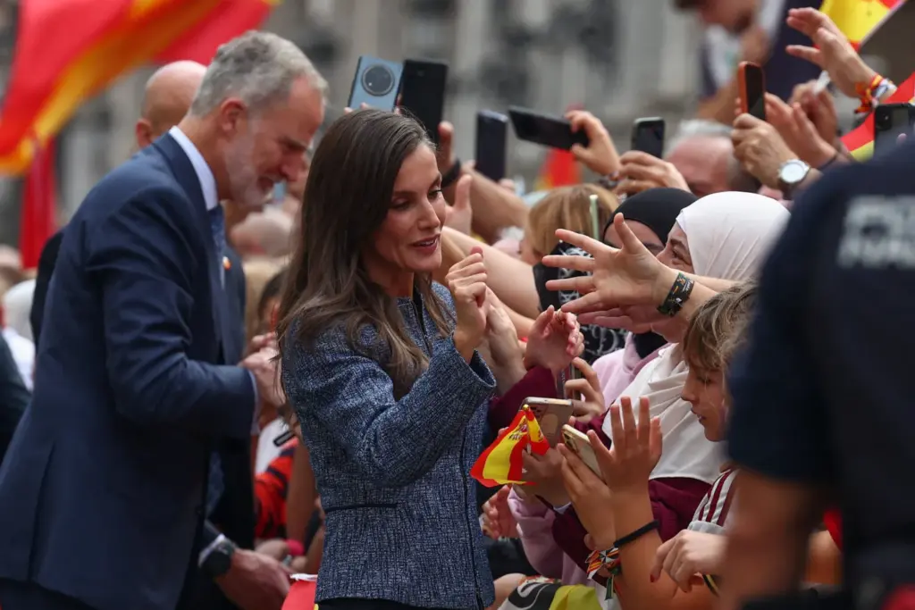 El rey Felipe y la reina Letizia de España saludan a los ciudadanos a su llegada al ayuntamiento y sede del gobierno de Ceuta, en Ceuta, España, el 13 de octubre de 2026. REUTERS/Pedro Nunes