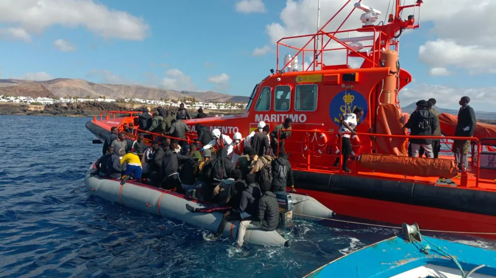 Salvamento rescata a 27 inmigrantes en una neumática a 175 kilómetros de Gran Canaria
