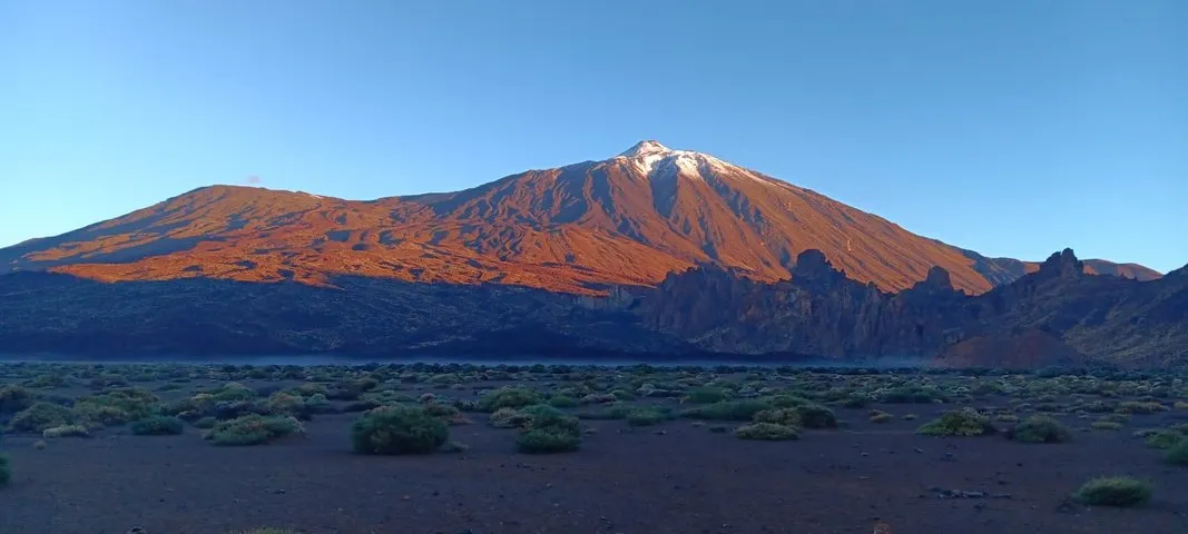 Pequeña nevada en el Teide que deja la estampa más amable de la jornada / RTVC / Carlos Centurión