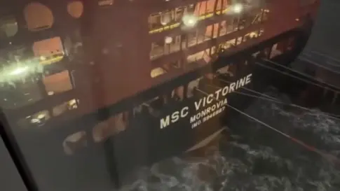 Un crucero con destino a Canarias choca contra dos portacontenedores y cancela el viaje