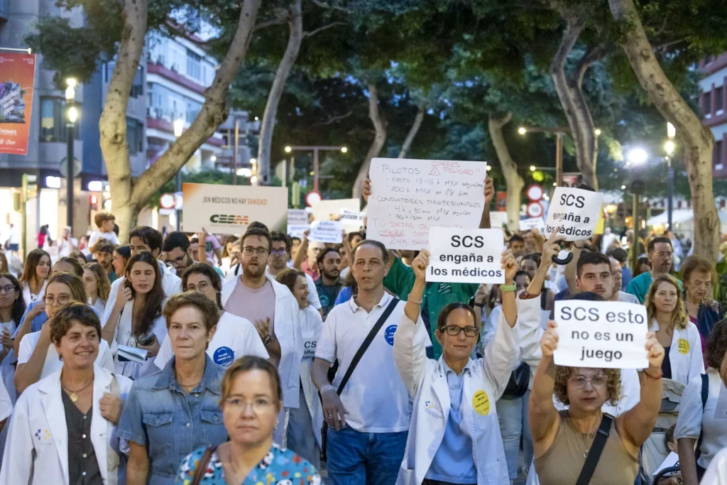 Unos 300 médicos y familiares se manifiestan en Las Palmas para pedir mejoras laborales