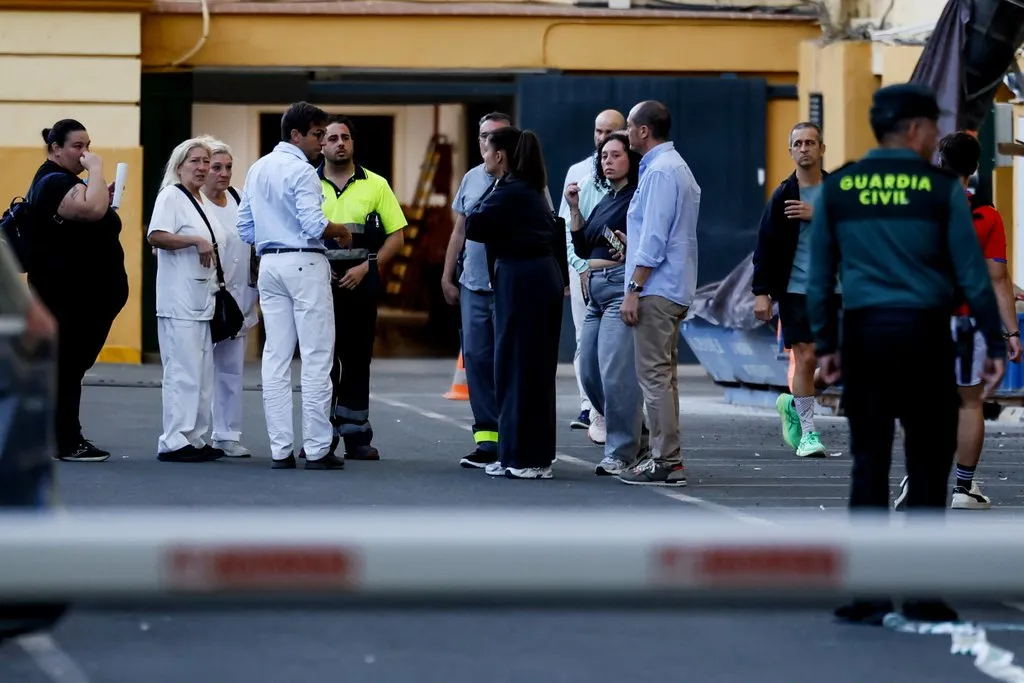 Varias personas a las puertas del cuartel Eritaña de la Jefatura de la zona de Andalucía de la Guardia Civil habilitado para tomar muestras de ADN