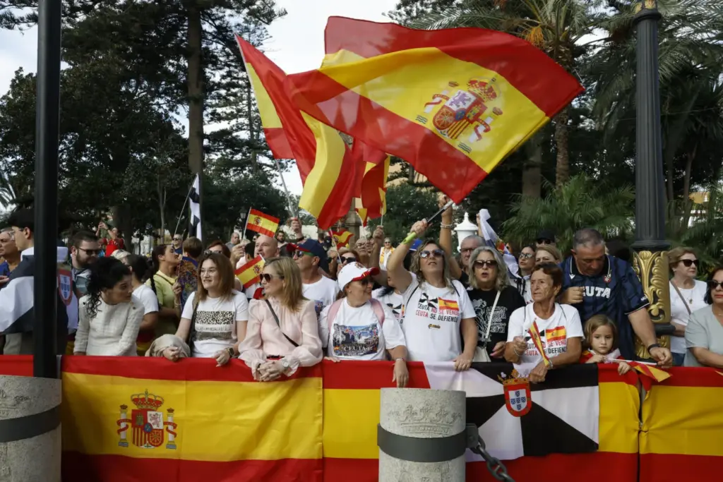 Varios grupos de ciudadanos ya aguardan a las puertas del Ayuntamiento de Ceuta la llegada de los reyes. EFE/Chema Moya