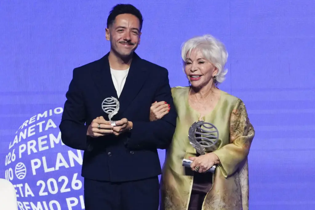 La escritora chilena Isabel Allende (d), ganadora del Premio Planeta 2026 con 'La hora antes del Alba', y el escritor Sergio Hernández Carrasco (i), finalista con su novela 'La añoranza', posan en la 75 edición del Premio Planeta de novela, esta noche de jueves en Barcelona. EFE/ Alejandro García