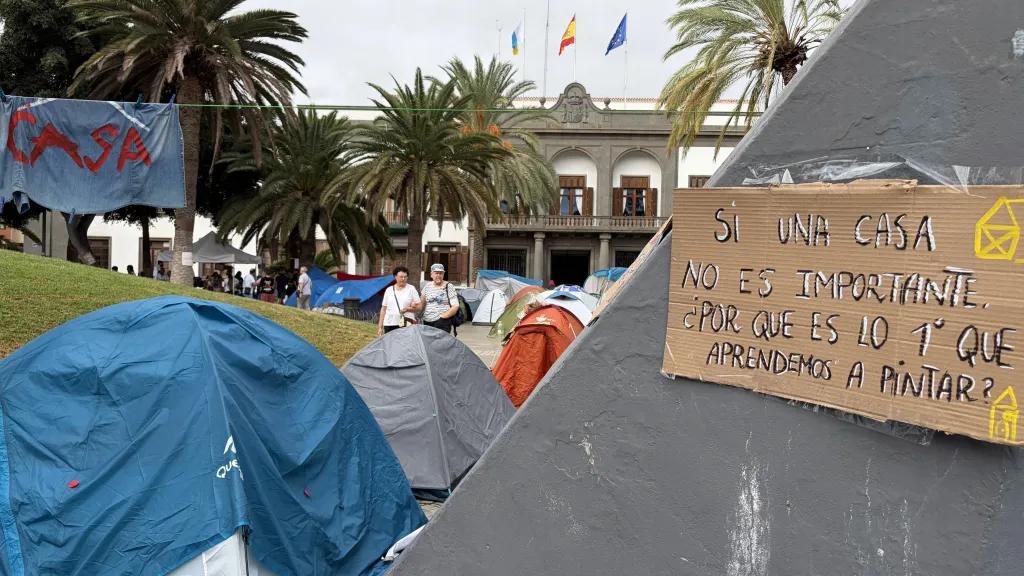 Acampados por el derecho a una vivienda en Las Palmas de Gran Canaria. Imagen EFE