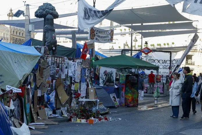 Los cientos de manifestantes que aún siguen acampados en la madrileña Puerta del Sol amanecen este viernes en su vigésimo primer día consecutivo y en el que han decidido, durante una asamblea para medir fuerzas, seguir con la protesta aunque con una intención clara: llevar el espíritu de la plaza al resto de barrios. EFE/JJ Guillén