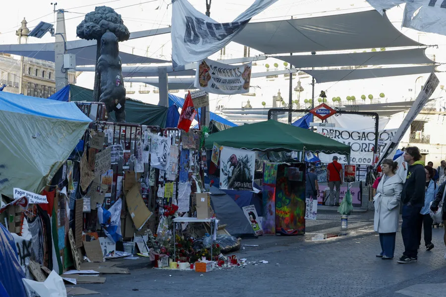 Los cientos de manifestantes que aún siguen acampados en la madrileña Puerta del Sol amanecen este viernes en su vigésimo primer día consecutivo y en el que han decidido, durante una asamblea para medir fuerzas, seguir con la protesta aunque con una intención clara: llevar el espíritu de la plaza al resto de barrios. EFE/JJ Guillén
