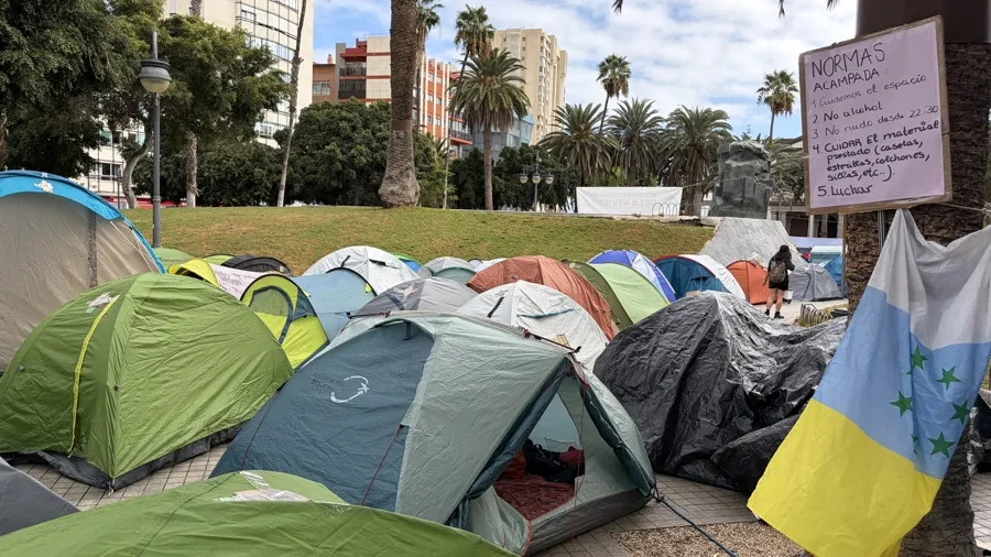 Decenas de tiendas de campaña frente a la Delegación del Gobierno en Canarias, en Las Palmas de Gran Canaria, para exigir mejoras en el acceso a la vivienda. EFE/María Rodríguez