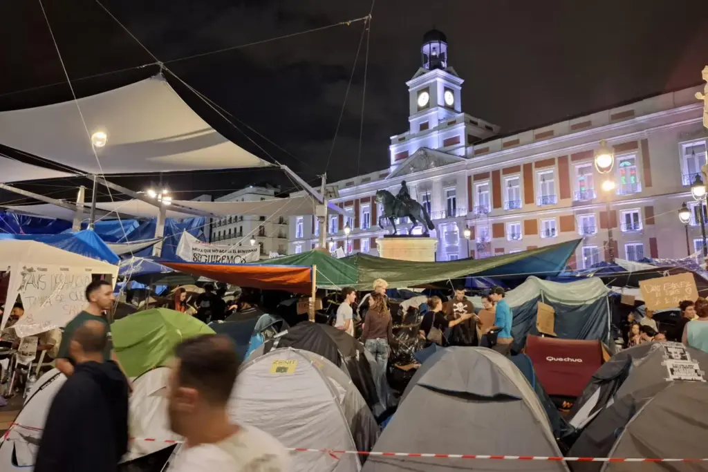 Noche en la acampada en la Puerta del Sol por la aprobación de los decretos de vivienda. EFE/ Carlos Martín Martín