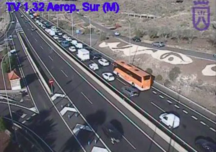 Retenciones en la autopista TF-1 como consecuencia de los dos accidentes. Imagen cámara del Servicio de Carreteras del Cabildo de Tenerife