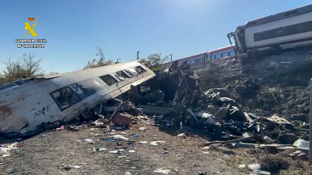 La Guardia Civil en el lugar del siniestro mientras los servicios de emergencia continúan este jueves con los trabajos de rescate de los dos trenes accidentados de Urda (Toledo).