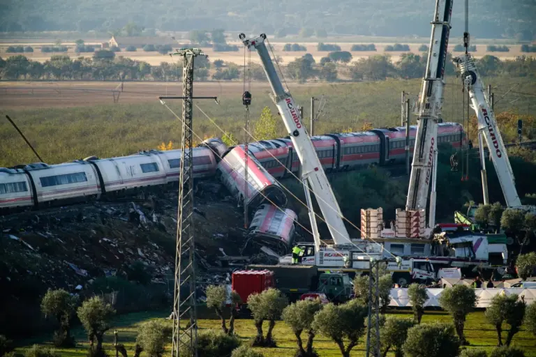 Galería de imágenes y vídeos del accidente mortal de los trenes en Toledo