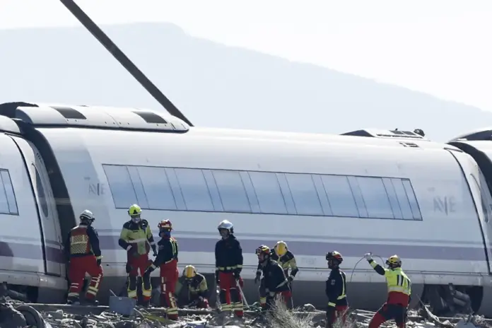 Efectivos de bomberos inspeccionan junto a los vagones del tren AVE que ha colisionado este miércoles con otro de Iryo en la línea Madrid-Andalucía, a la altura de Urda (Toledo), un accidente que se ha saldado de momento con un balance de al menos 64 fallecidos y decenas de heridos graves. EFE/Chema Moya