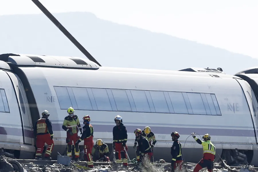 Efectivos de bomberos inspeccionan junto a los vagones del tren AVE que ha colisionado este miércoles con otro de Iryo en la línea Madrid-Andalucía, a la altura de Urda (Toledo), un accidente que se ha saldado de momento con un balance de al menos 64 fallecidos y decenas de heridos graves. EFE/Chema Moya