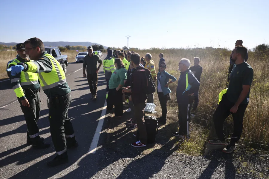 Miembros de la Guardia Civil y equipos de rescate se personan en las inmediaciones del accidente de dos trenes de alta velocidad, uno de Renfe y otro de Iryo, que han colisionado a primera hora de este miércoles a la altura de la estación de Urda (Toledo), donde al menos hay diez fallecidos. EFE/Ismael Herrero