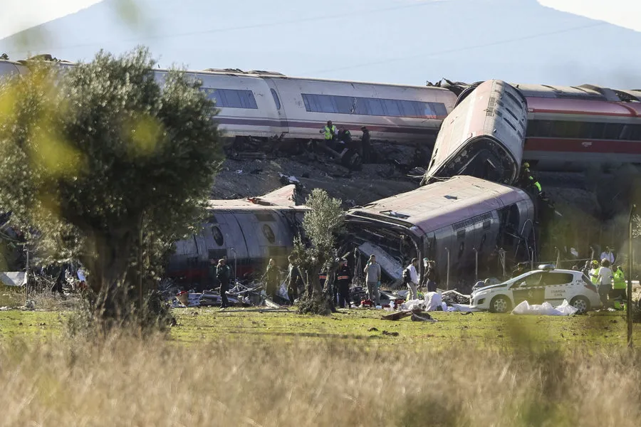 Dos trenes de alta velocidad, uno de Renfe y otro de Iryo, han colisionado a primera hora de este miércoles a la altura de la estación de Urda (Toledo), según han informado a EFE fuentes del servicio de emergencias 112, que han indicado que dos vagones han caído por un terraplén. EFE/Ismael Herrero