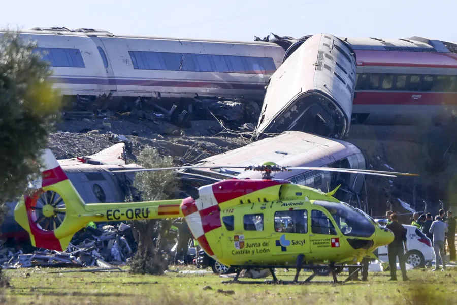 Dos trenes de alta velocidad, uno de Renfe y otro de Iryo, han colisionado a primera hora de este miércoles a la altura de la estación de Urda (Toledo), donde al menos hay diez fallecidos. EFE/Ismael Herrero
