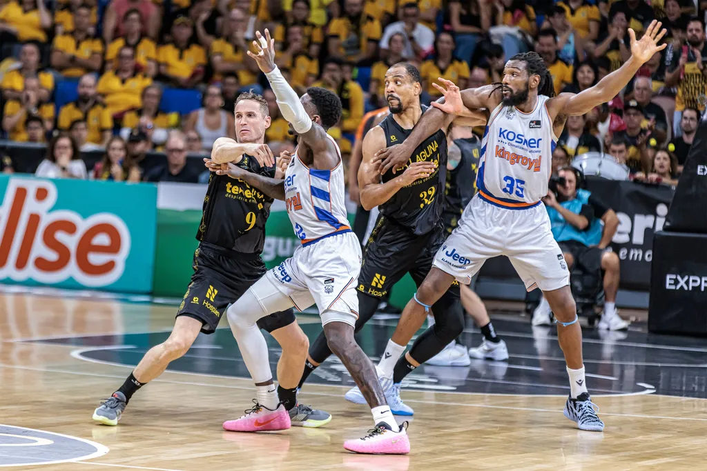 Acción de juego durante el partido entre La Laguna Tenerife y el Kosner Baskonia. Imagen La Laguna Tenerife