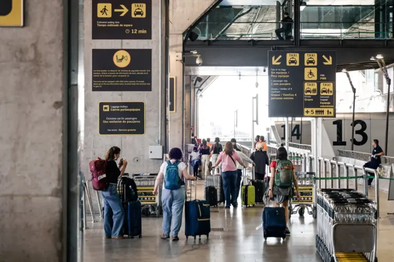 Los aeropuertos canarios operan 1.344 vuelos este sábado, el día de mayor actividad del Puente del Pilar