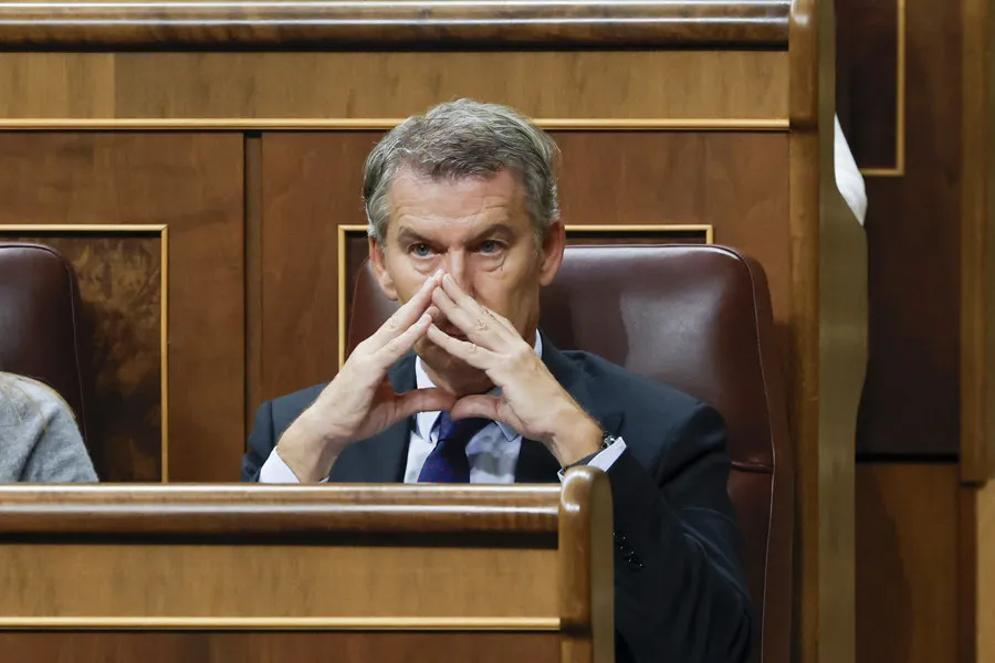  El presidente del Partido Popular, Alberto Núñez Feijóo, asiste al pleno en el que se debate y vota los decretos de vivienda del Gobierno en el Congreso este viernes. EFE/J.J. Guillén