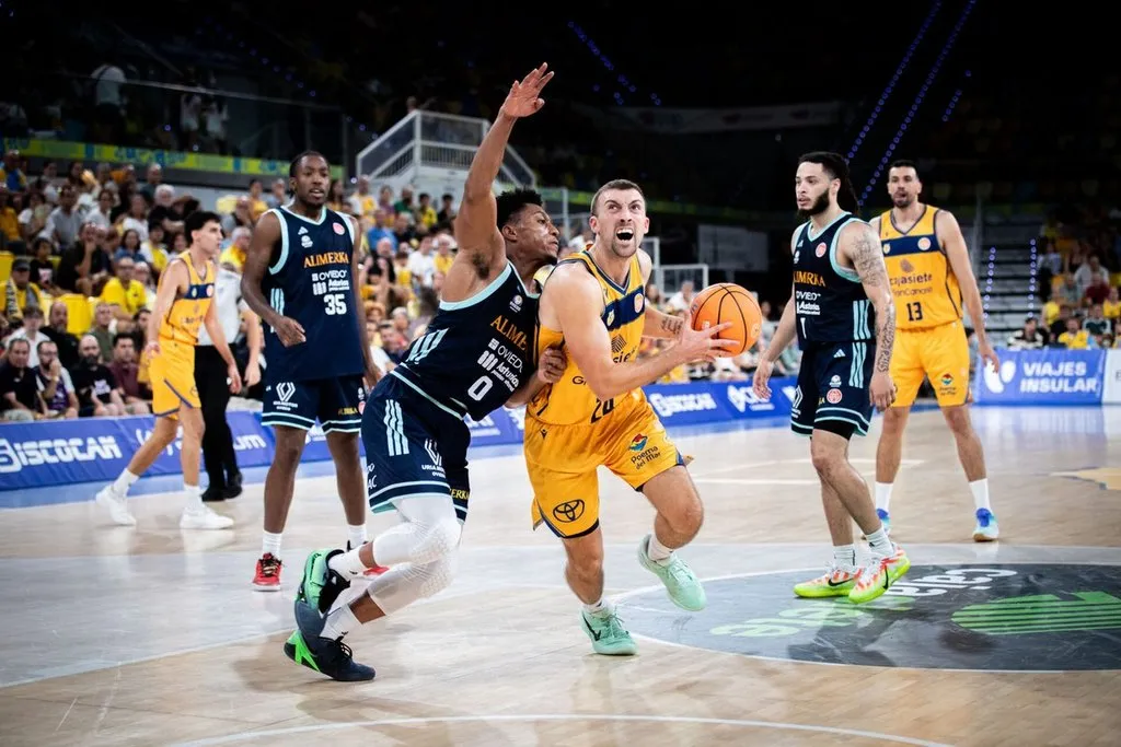 Una jugada del encuentro que permitió al Cajasiete Gran Canaria conseguir victoria ante el Oviedo / CB Gran Canaria