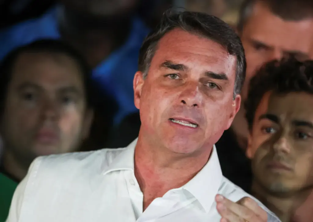 El candidato presidencial brasileño Flavio Bolsonaro, del Partido Liberal (PL), habla tras perder la segunda vuelta de las elecciones presidenciales, en Brasilia, Brasil, el 25 de octubre de 2026. REUTERS/Adriano Machado