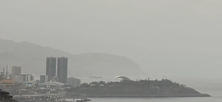 Cielos cubiertos, presencia de calima y temperaturas de hasta 34 grados para este lunes en Canarias