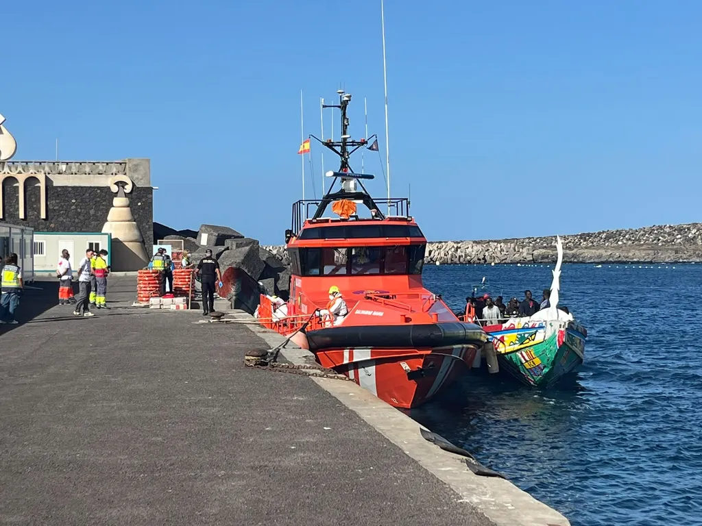 Llega un nuevo cayuco este miércoles, 7 de octubre, a La Restinga, El Hierro. Imagen RTVC