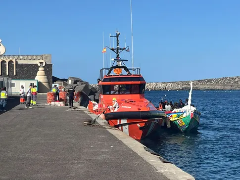 Salvamento Marítimo rescata un cayuco con más de 100 migrantes al sur de El Hierro