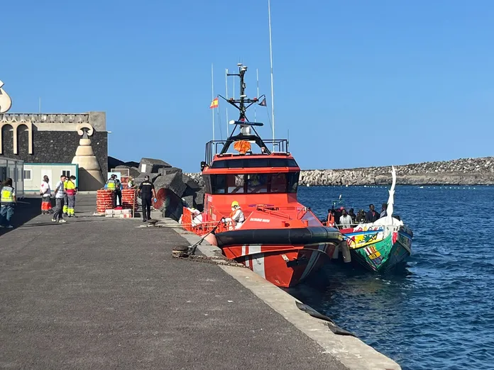 Llega un nuevo cayuco este miércoles, 7 de octubre, a La Restinga, El Hierro. Imagen RTVC