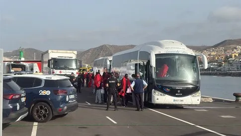 Salvamento desembarca en Gran Canaria a 148 ocupantes de 2 cayucos procedentes de Senegal