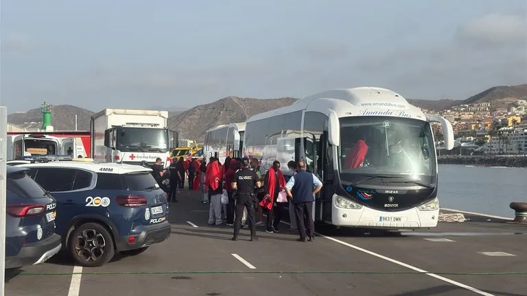 Salvamento desembarca en Gran Canaria a 148 ocupantes de 2 cayucos procedentes de Senegal