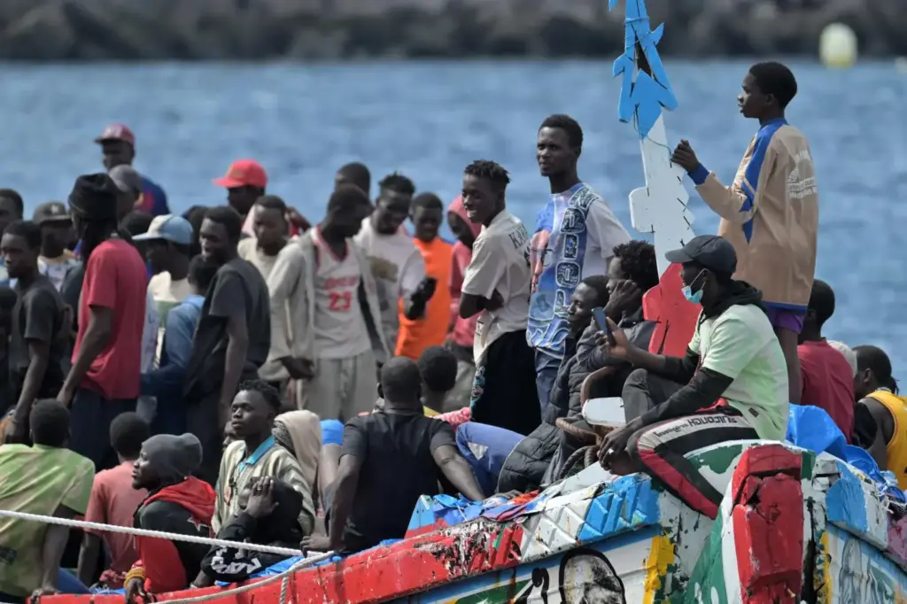 Tres cayucos llevan a 252 migrantes a El Hierro en menos de 24 horas