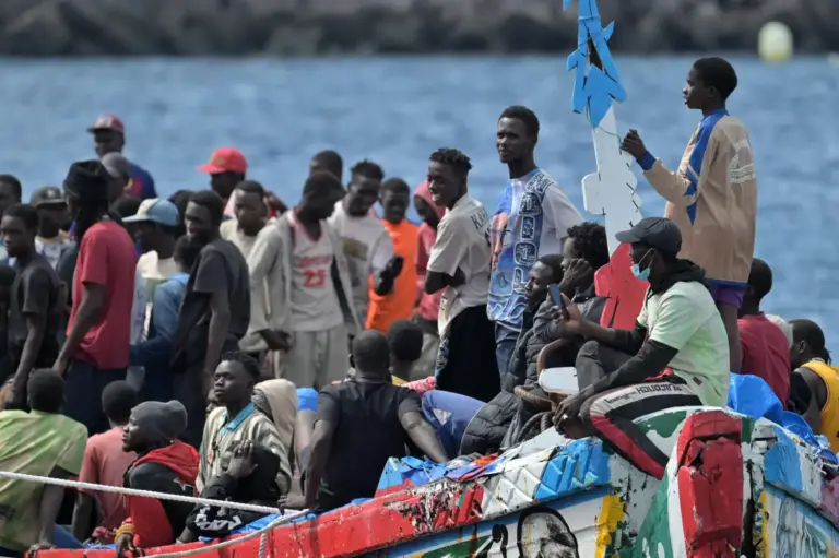 Tres cayucos llevan a 252 migrantes a El Hierro en menos de 24 horas