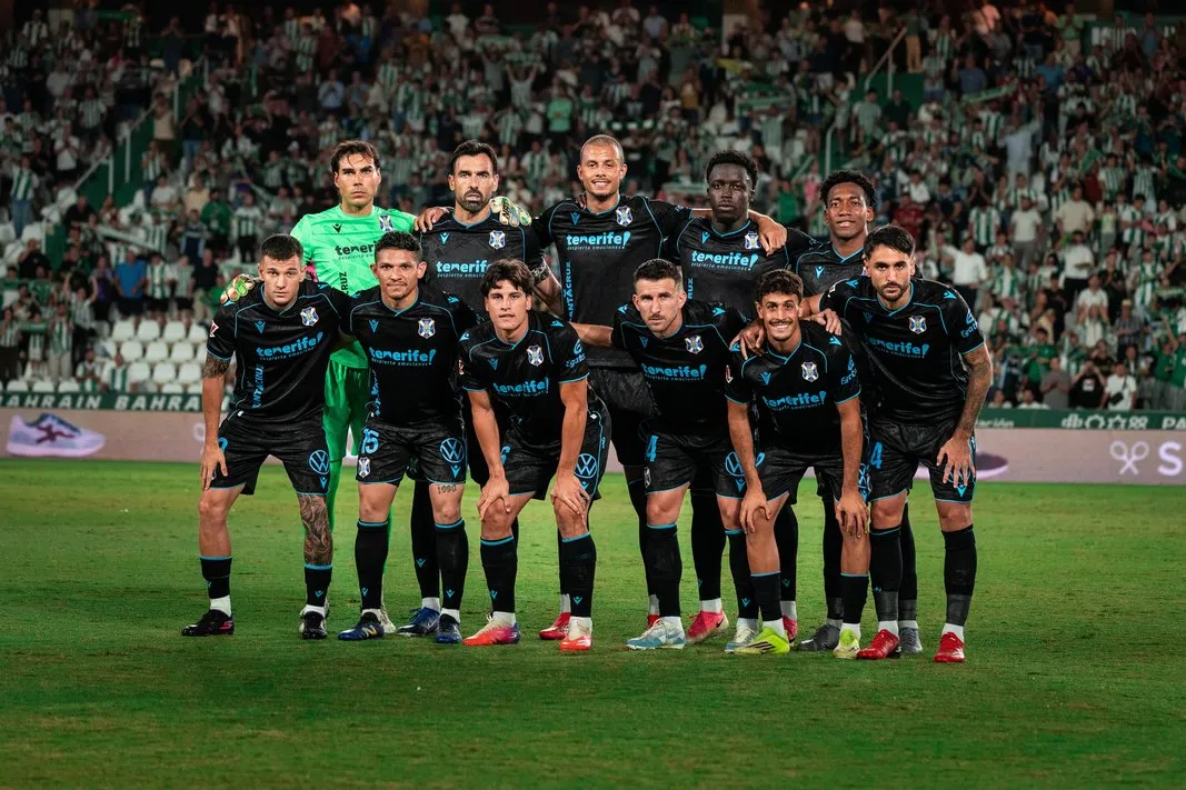 Equipo titular del CD Tenerife Frente al Córdoba en la temporada 2026-2027