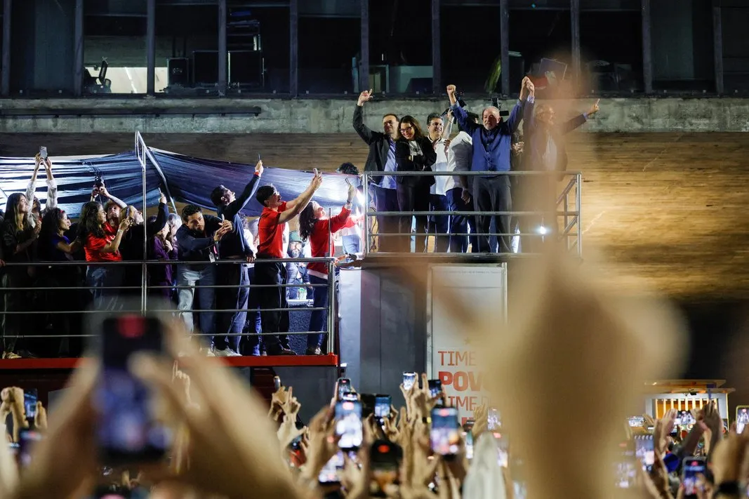 El presidente de Brasil, Luiz Inácio Lula da Silva, candidato del Partido de los Trabajadores (PT) a la reelección, saluda a sus seguidores tras su victoria en la segunda vuelta de las elecciones presidenciales, en la Avenida Paulista, en São Paulo, Brasil, el 26 de octubre de 2026. REUTERS/Brian Snyder