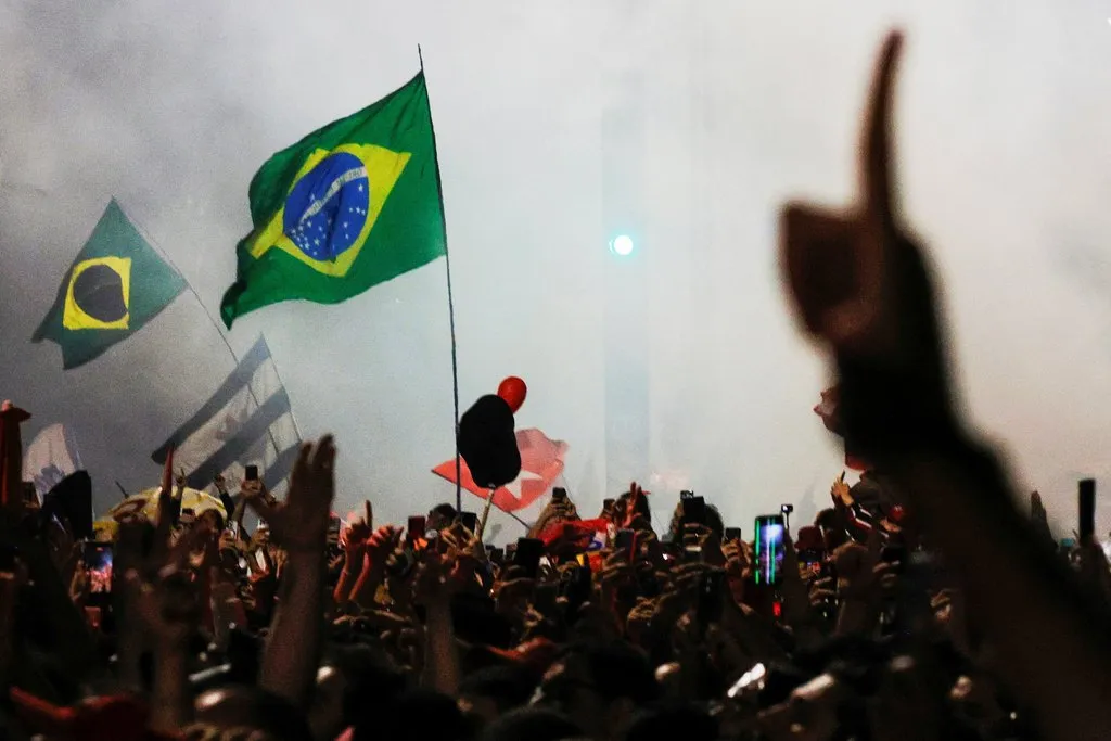 El presidente de Brasil, Luiz Inácio Lula da Silva, candidato del Partido de los Trabajadores (PT) a la reelección, saluda a sus seguidores tras su victoria en la segunda vuelta de las elecciones presidenciales, en la Avenida Paulista, en São Paulo, Brasil, el 26 de octubre de 2026. REUTERS/Brian Snyder