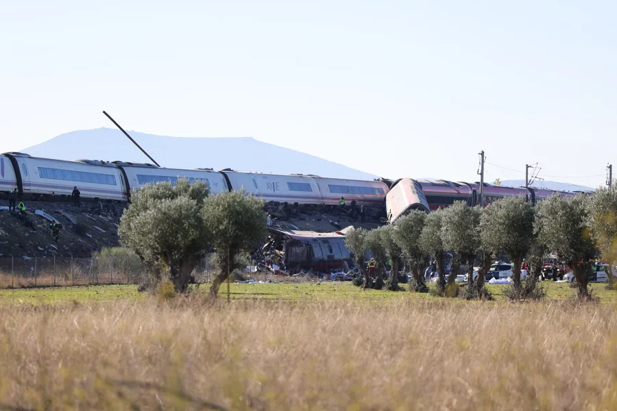 Dos trenes de alta velocidad, uno de Renfe y otro de Iryo, han colisionado a primera hora de este miércoles a la altura de la estación de Urda (Toledo), según han informado a EFE fuentes del servicio de emergencias 112, que han indicado que dos vagones han caído por un terraplén. EFE/Ismael Herrero
