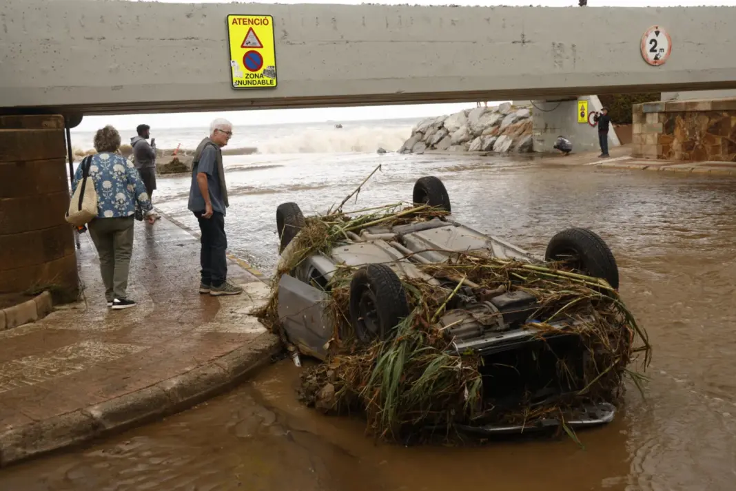 Efectivos del cuerpo de bomberos buscan posibles desaparecidos tras las fuertes lluvias en la localidad de Pineda de Mar. Doce comarcas catalanas han quedado ya fuera de las restricciones de movilidad decretadas por el gobierno de la Generalitat debido al temporal de lluvia, mientras que otras ocho comarcas siguen bajo estas restricciones, después de una noche de récords de precipitaciones en Barcelona y otras ciudades. EFE/ Quique Garcia