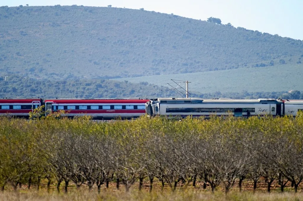 Colisión entre las dos aves del accidente ferroviario. REUTERS / Ana Beltrán 