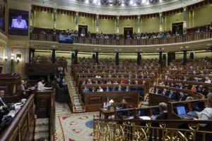 La ministra de Vivienda, Isabel Rodríguez, durante el pleno en el que se debate y vota los decretos de vivienda del Gobierno celebrado este viernes en el Congreso de los Diputados en Madrid. EFE/JJ Guillén