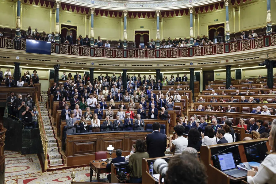 Los ministros y la bancada socialista aplauden, durante el pleno en el que se debate y vota los decretos de vivienda del Gobierno celebrado el viernes en el Congreso de los Diputados en Madrid. EFE/JJ Guillén